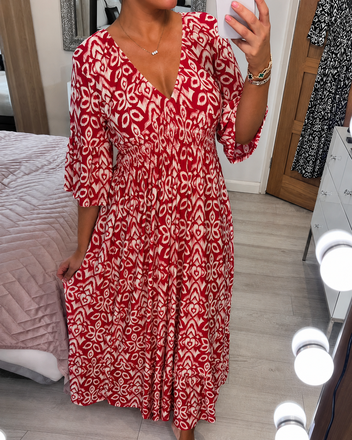 Yvonne - Elegantes Kleid mit Rüschen