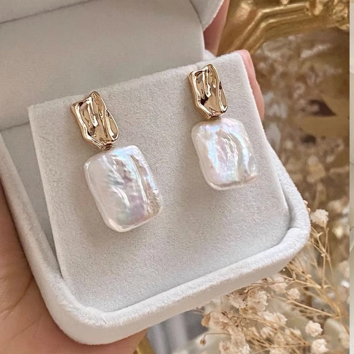 Aiah – Goldene Ohrringe mit eleganten Barockperlen