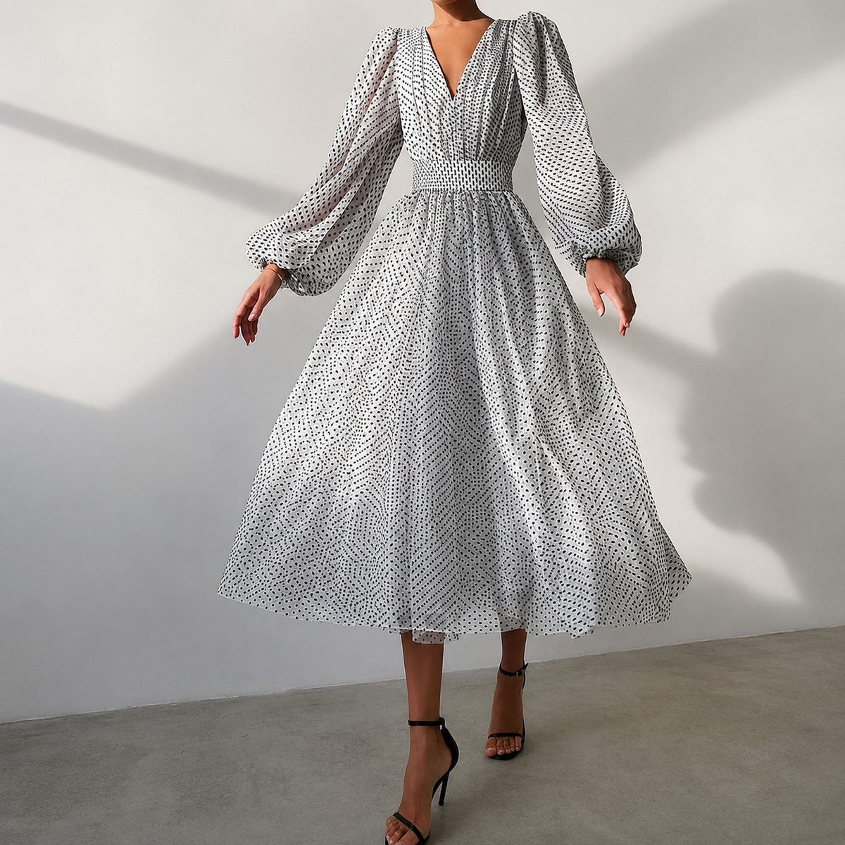 Emina - Schickes Kleid mit V-Ausschnitt und langen Ärmeln