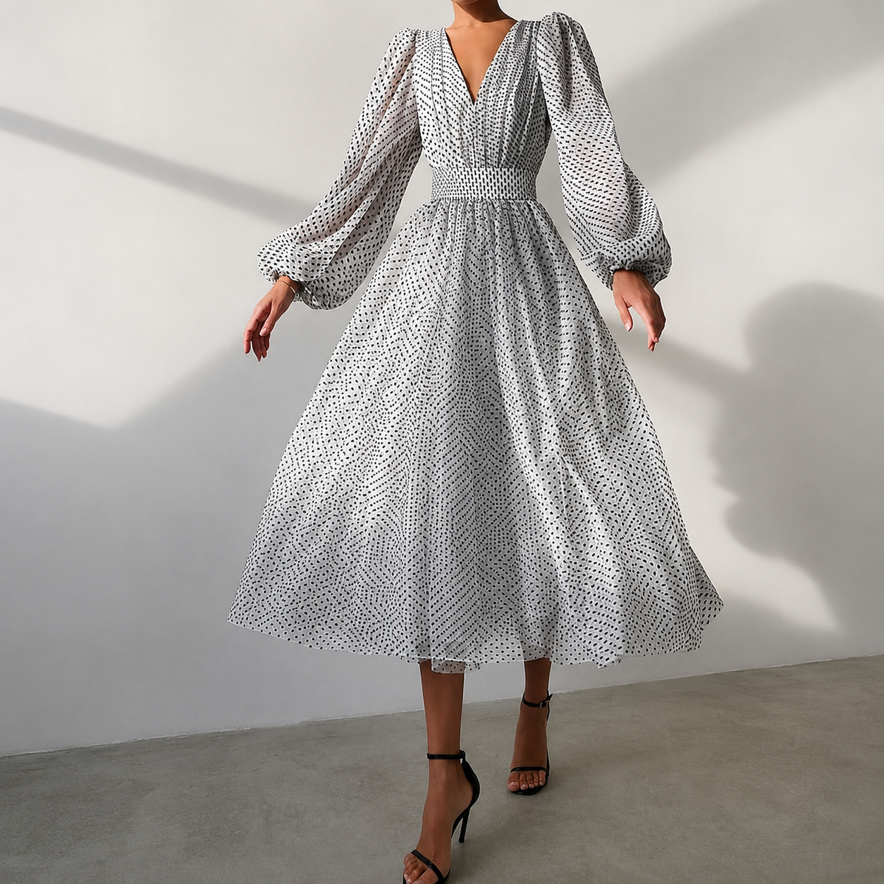 Emina - Schickes Kleid mit V-Ausschnitt und langen Ärmeln
