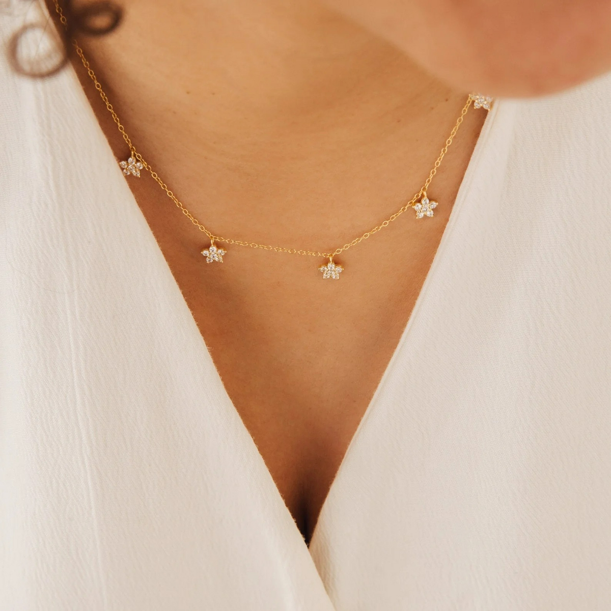 Halskette mit zarten Diamantblumen