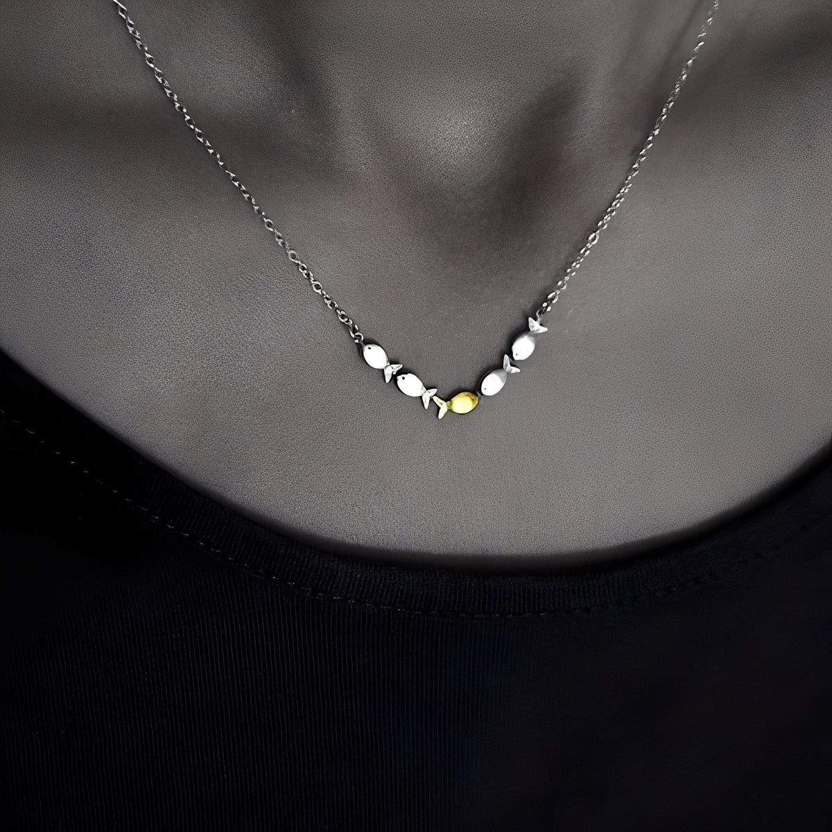 Amandine – Elegantes Halsband mit goldenem Fisch
