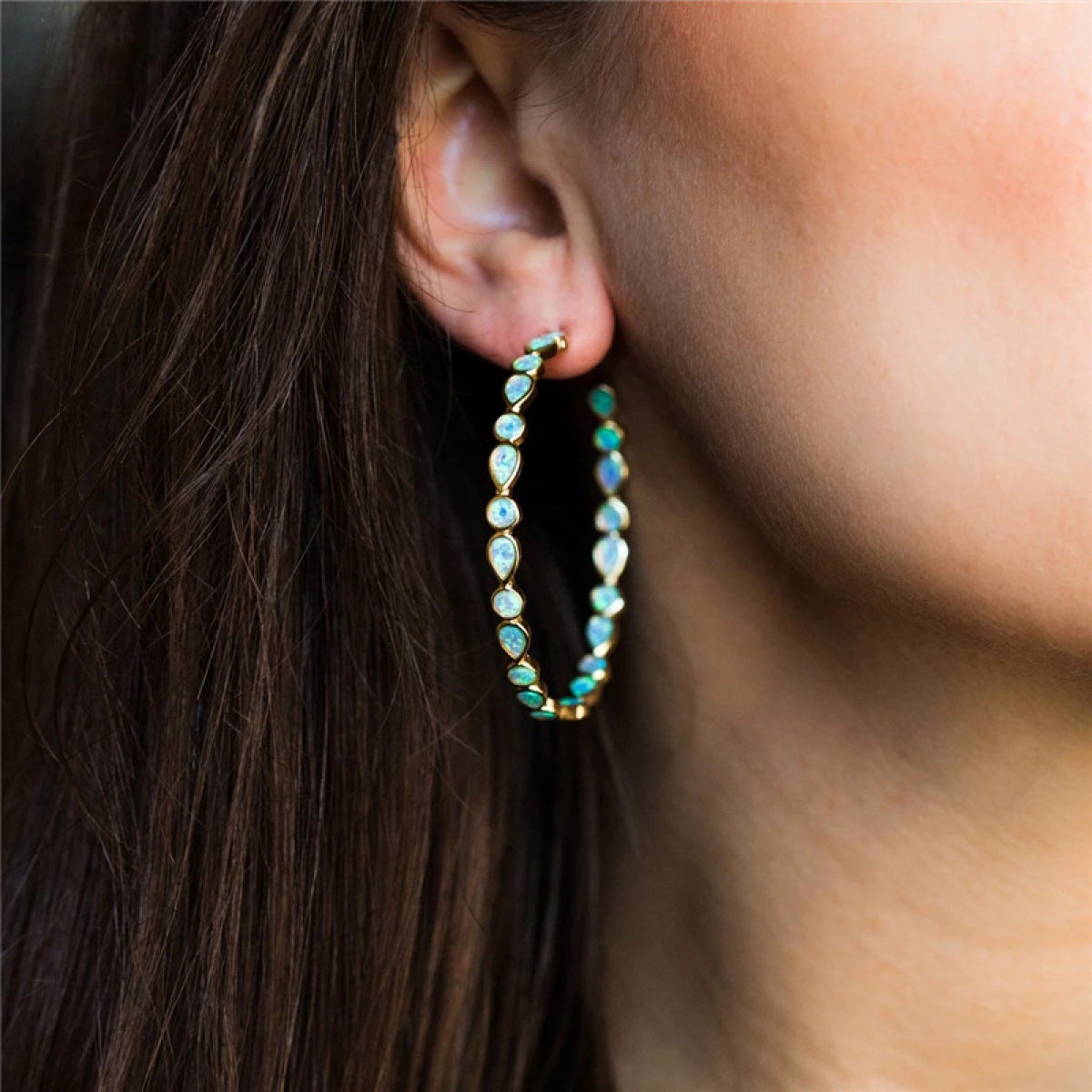 Strahlende Eleganz - Ohrringe aus blauem Opal und Gold