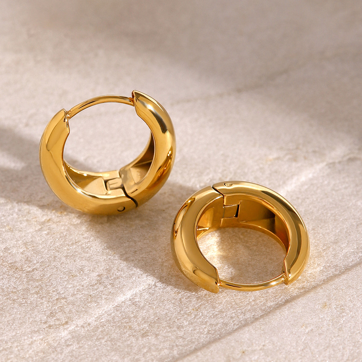 Iris – Geometrische Huggie Creolen aus Gold