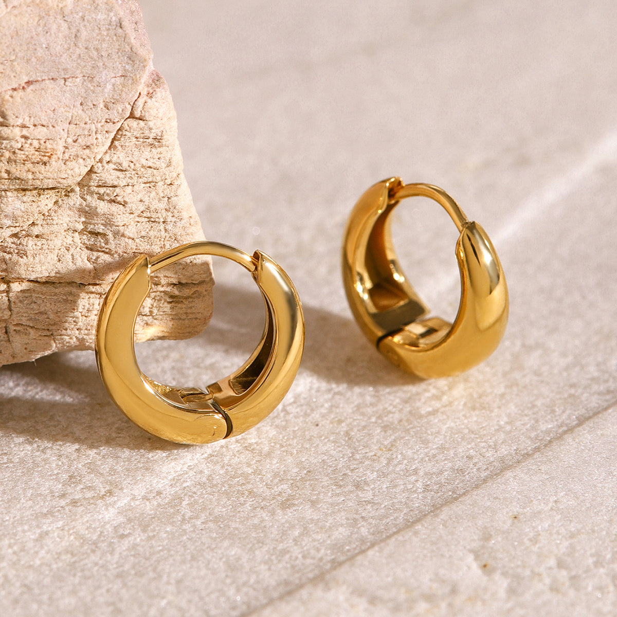 Iris – Geometrische Huggie Creolen aus Gold