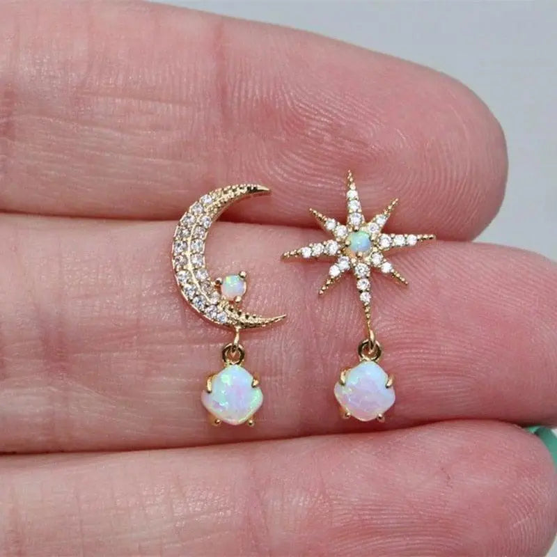 Carol – Ohrringe aus Gold und Opal in Mond- und Sternform
