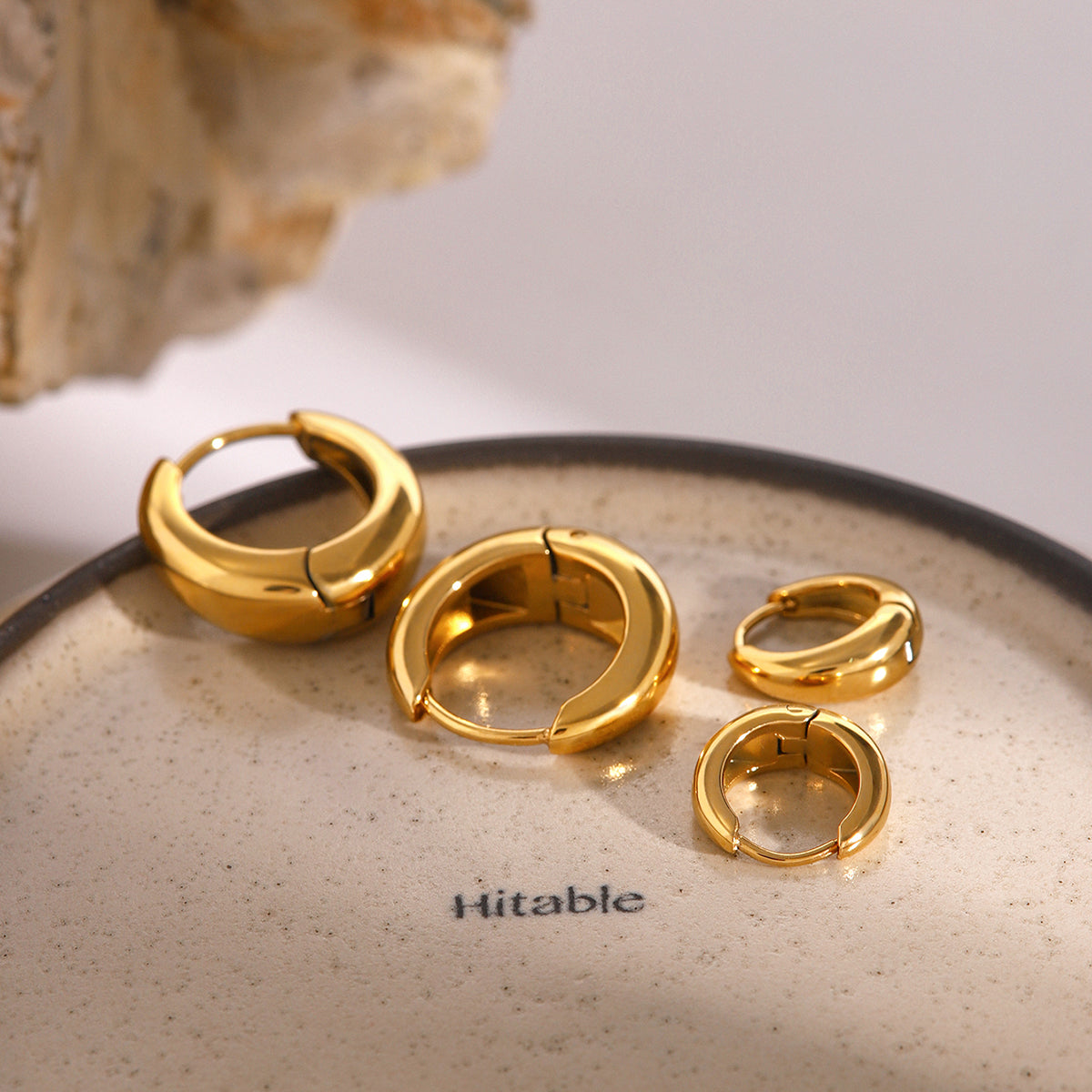 Iris – Geometrische Huggie Creolen aus Gold