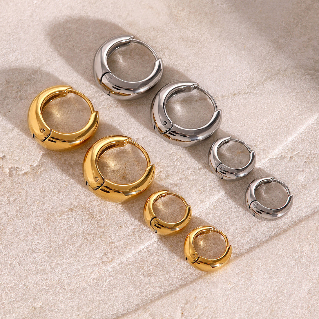 Iris – Geometrische Huggie Creolen aus Gold