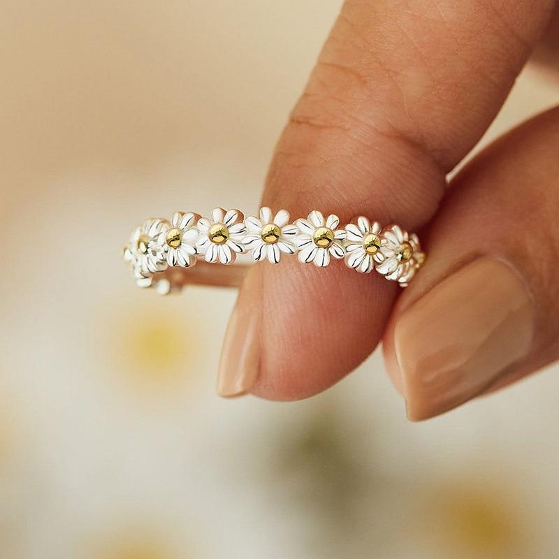 Flavia – Verstellbarer Ring mit emaillierter Margerite aus Silber