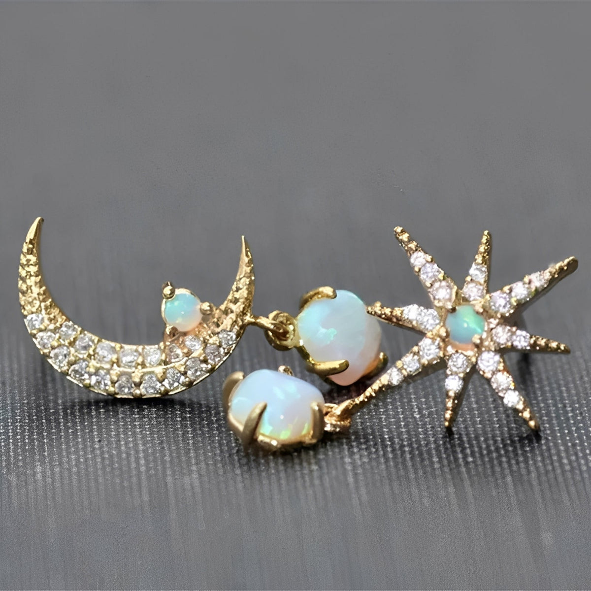 Astra – Goldene Ohrringe mit Mond und Stern aus Opal