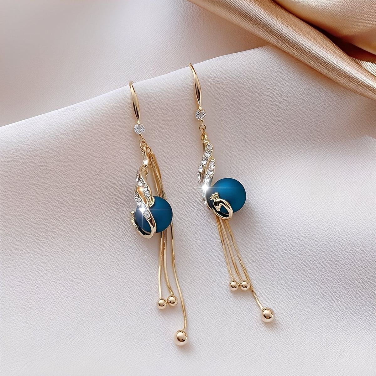 Sheynn – Festliche Ohrringe mit blauen Perlen