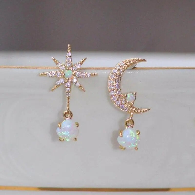 Carol – Ohrringe aus Gold und Opal in Mond- und Sternform