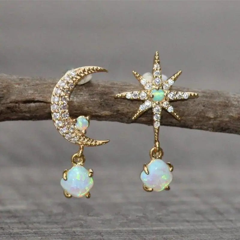 Carol – Ohrringe aus Gold und Opal in Mond- und Sternform