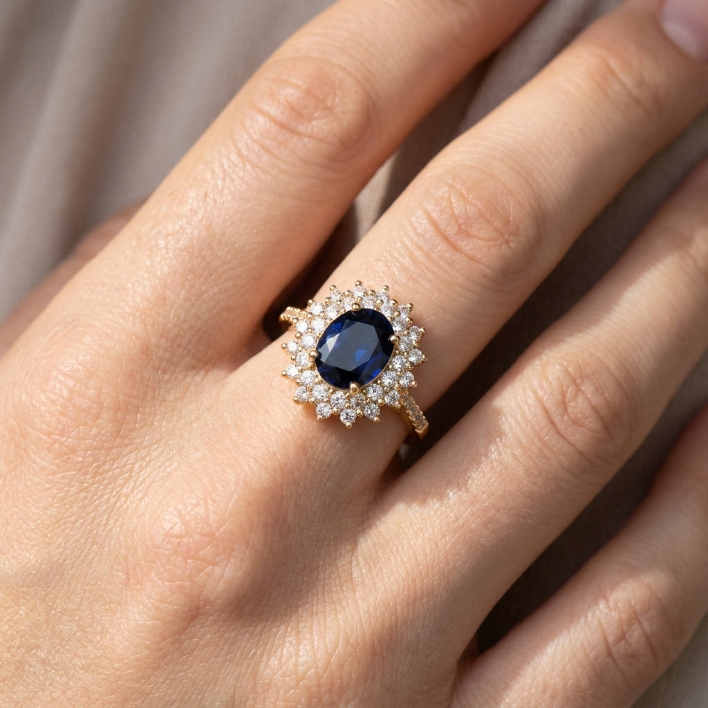 Delphine – Schicker goldener Ring mit blauem Stein