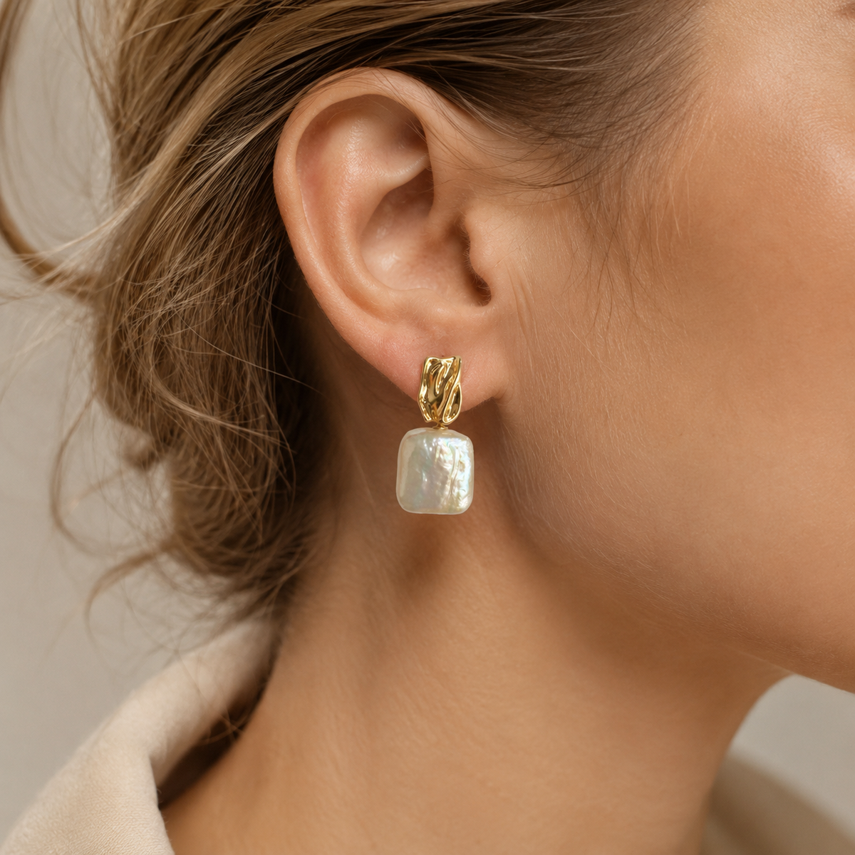 Aiah – Goldene Ohrringe mit eleganten Barockperlen