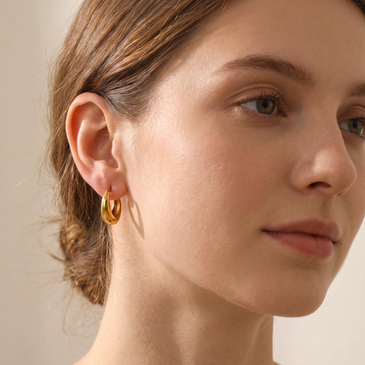 Iris – Geometrische Huggie Creolen aus Gold