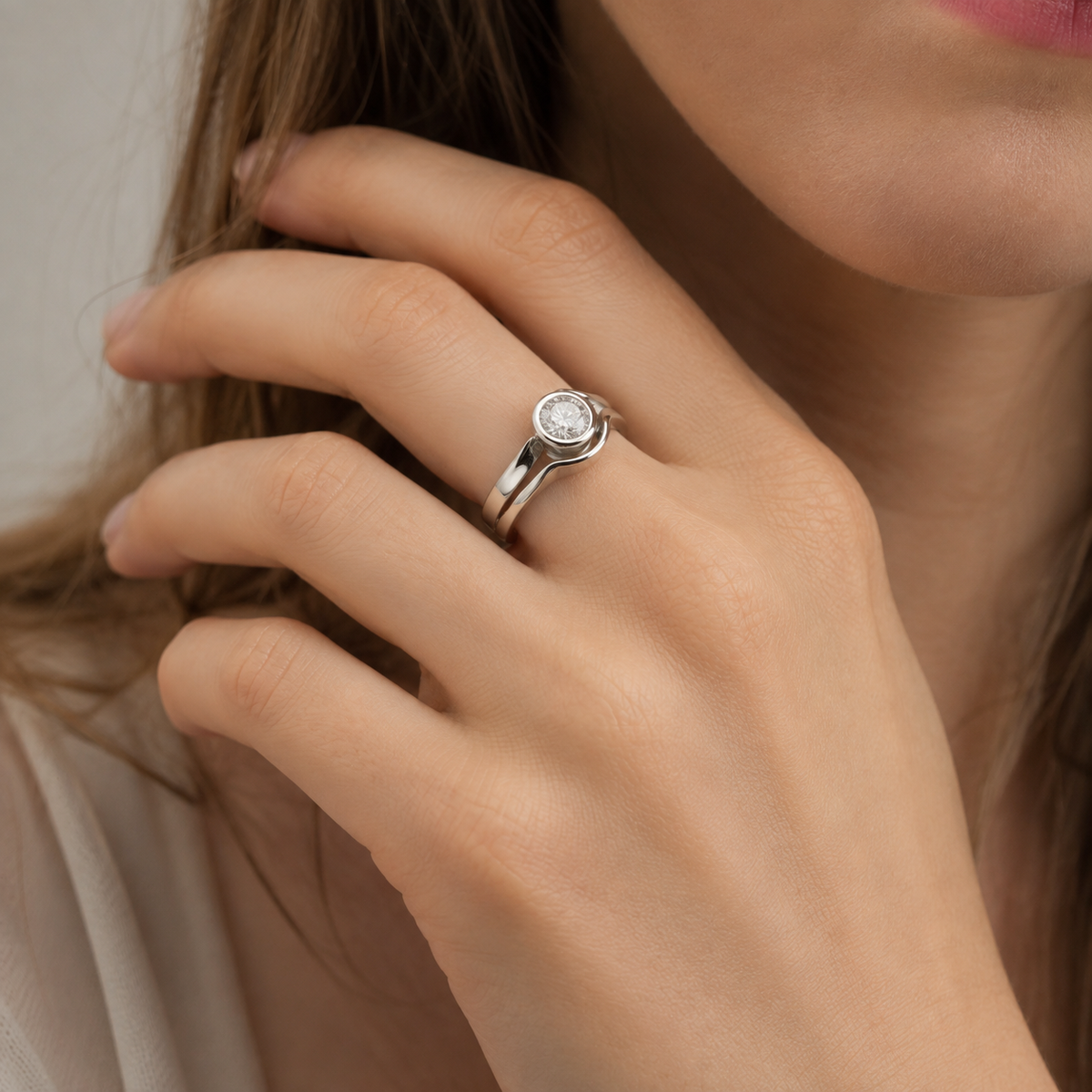 Aria – Vintage Silberring mit rundem weißen Kristall