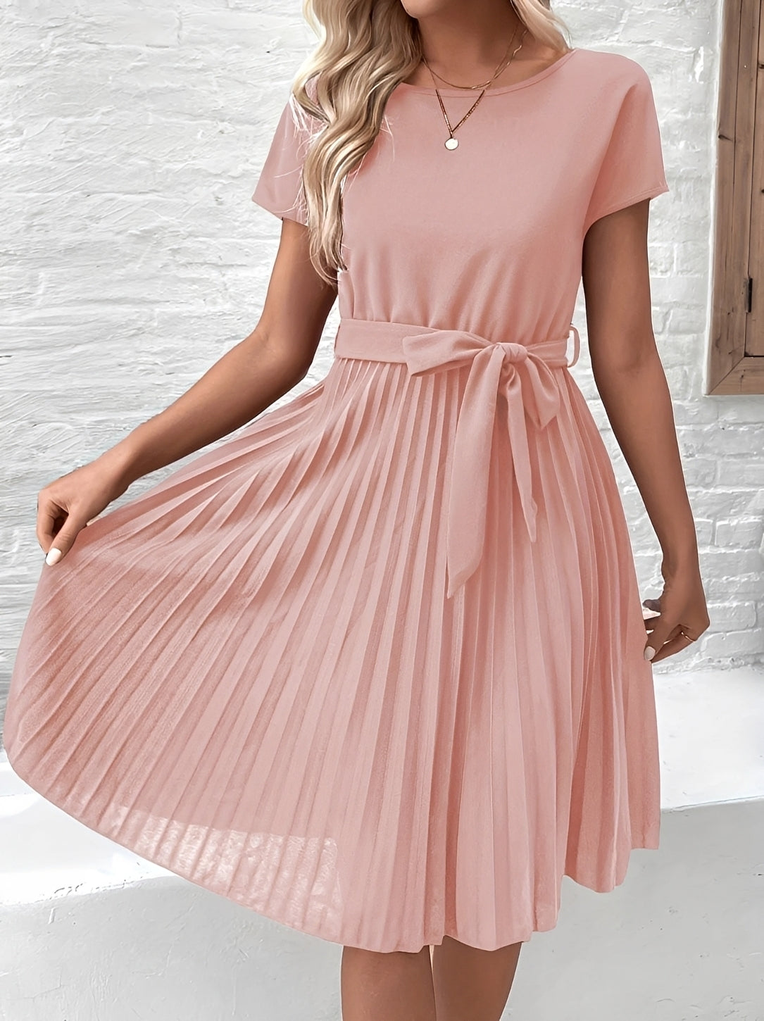 Meza - Midikleid mit Falten, Gürtel in der Taille und kurzen Ärmeln