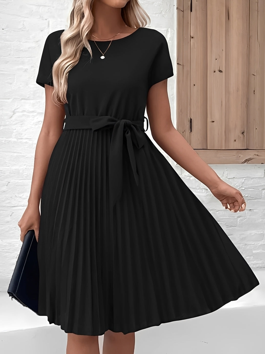 Meza - Midikleid mit Falten, Gürtel in der Taille und kurzen Ärmeln