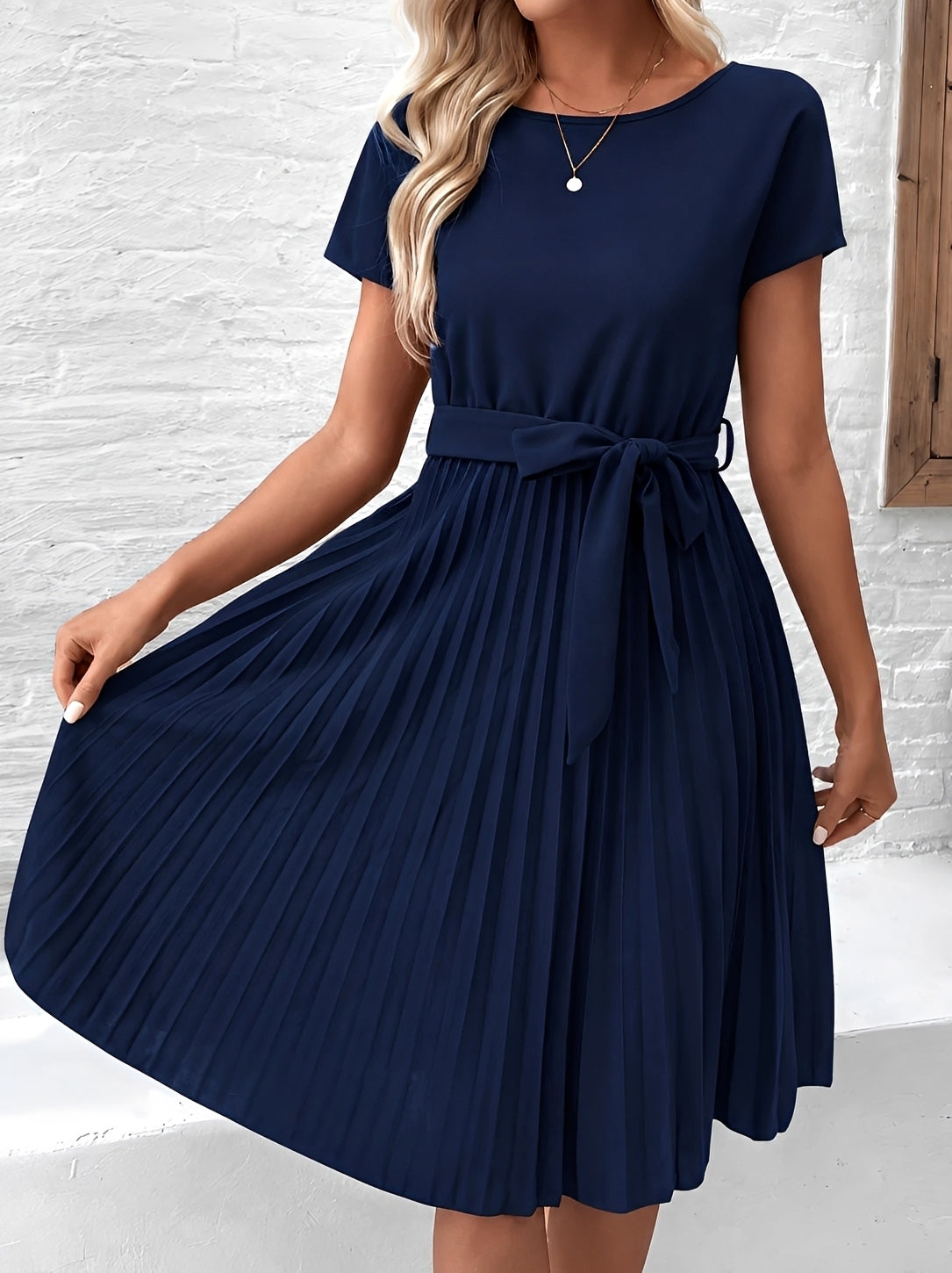 Meza - Midikleid mit Falten, Gürtel in der Taille und kurzen Ärmeln