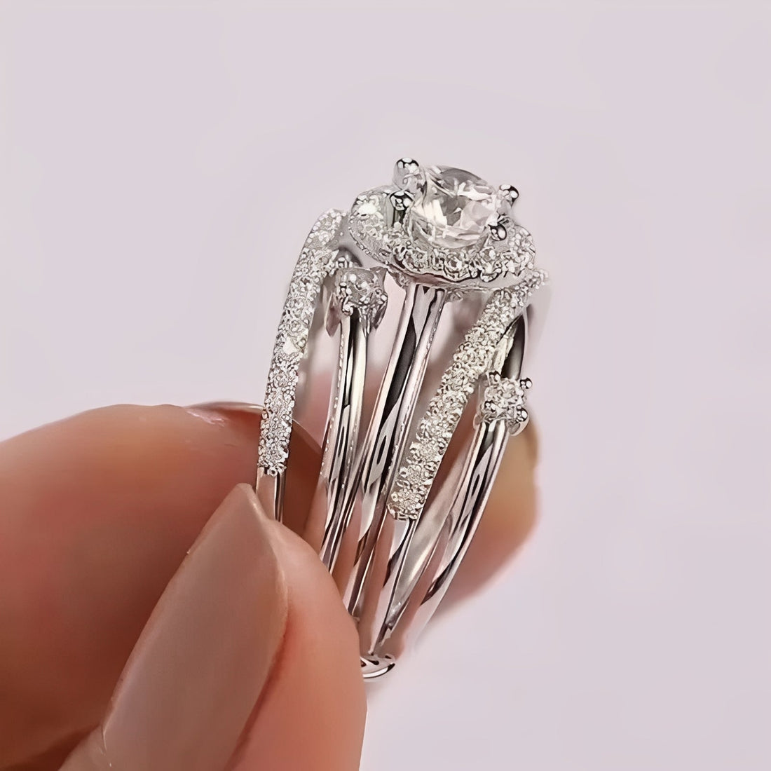 Ivanna – Ring mit ineinander verwobenen, funkelnden Zirkonias