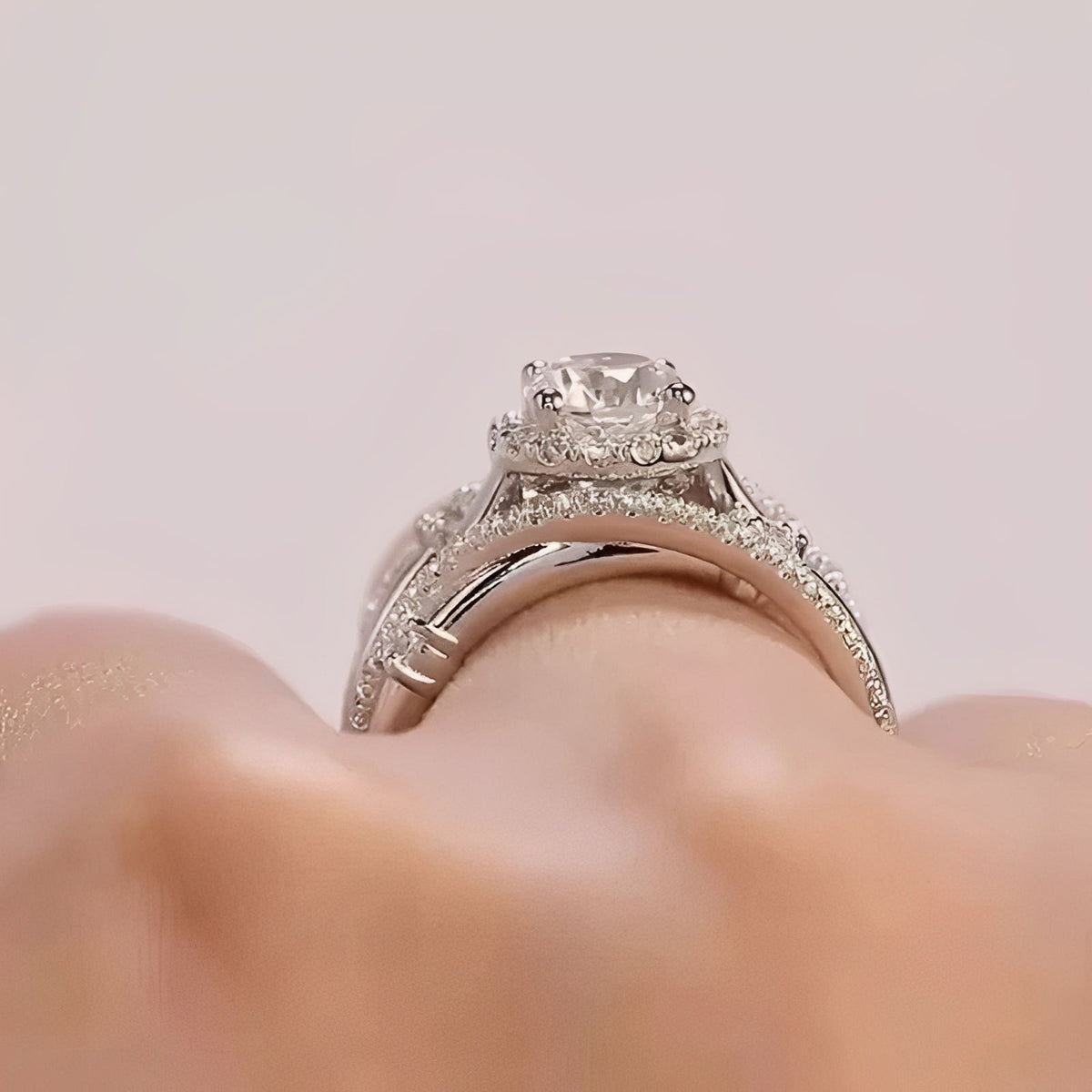 Ivanna – Ring mit ineinander verwobenen, funkelnden Zirkonias