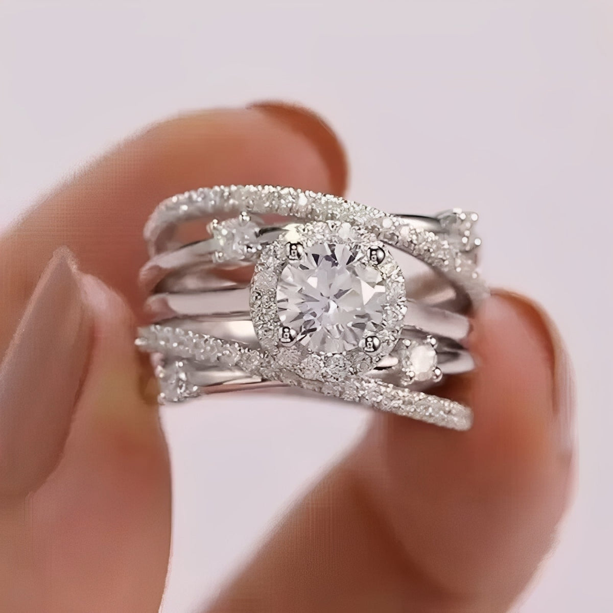 Ivanna – Ring mit ineinander verwobenen, funkelnden Zirkonias
