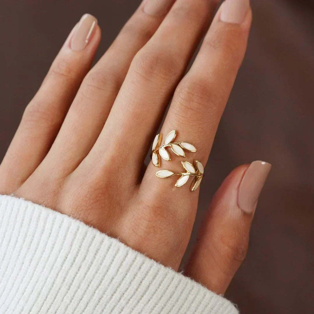Pria – Eleganter Ring aus weißem Opal und Blatt