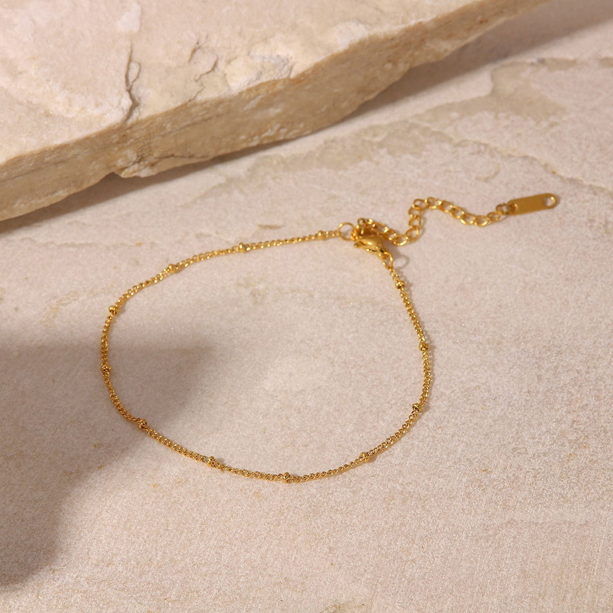 Wren – Elegante Goldkette für den Knöchel