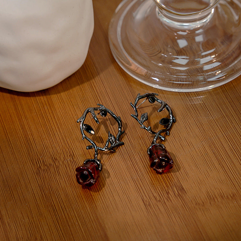 Rosalya – Ohrringe mit roter Rose und dunkler Brombeere