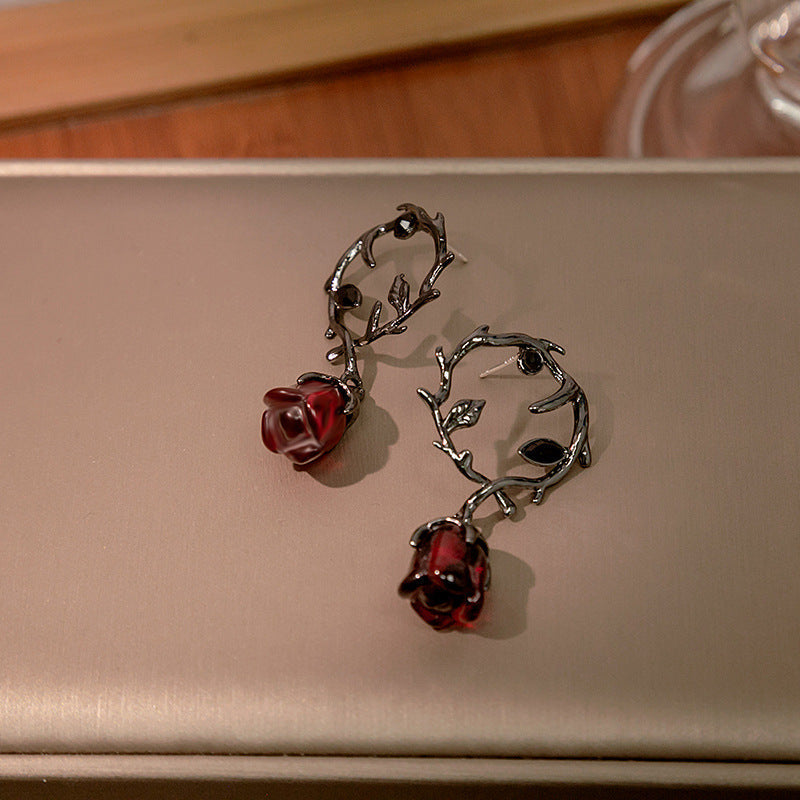 Rosalya – Ohrringe mit roter Rose und dunkler Brombeere