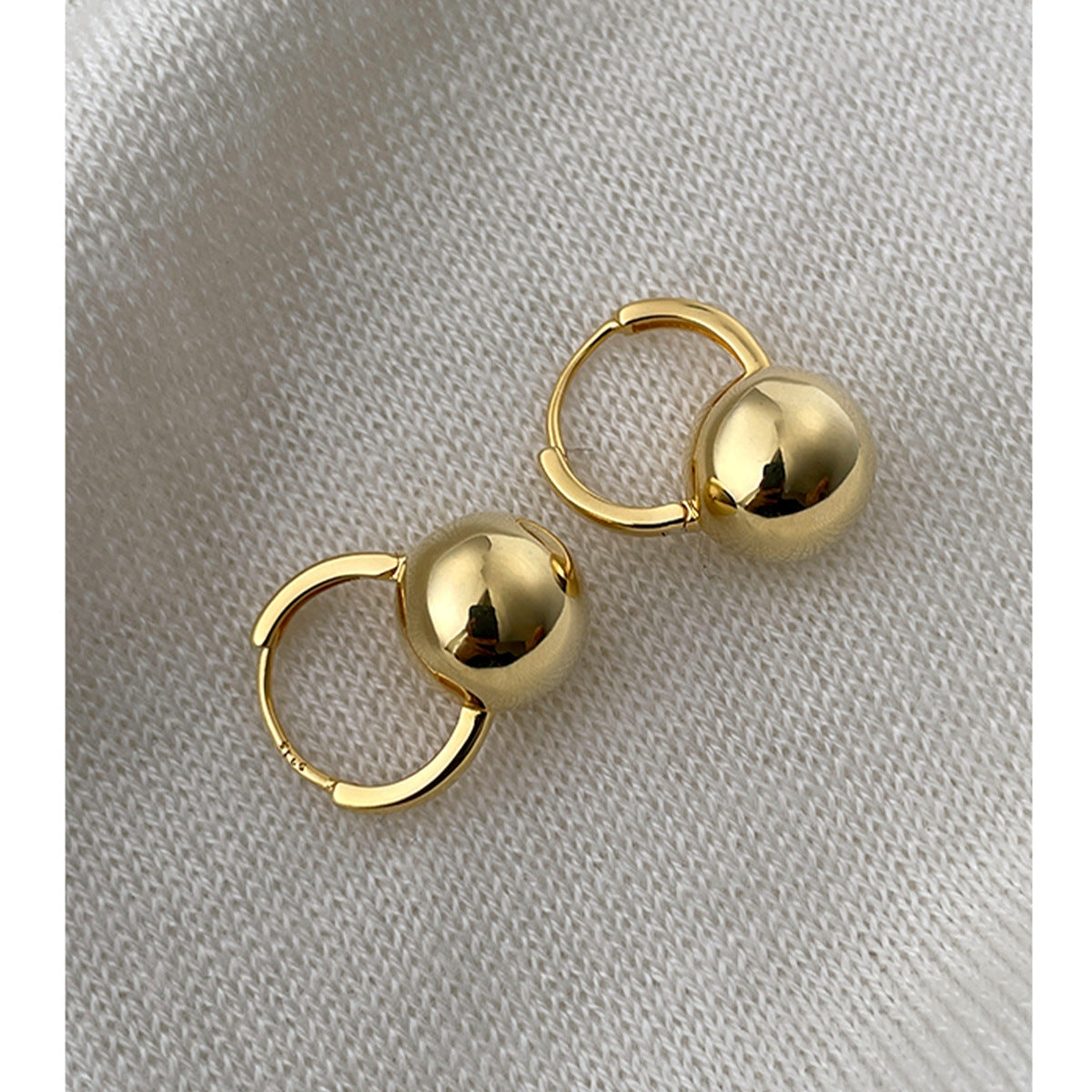Ellie – Sterlingsilber-Ball-Ohrringe mit feinem Stecker