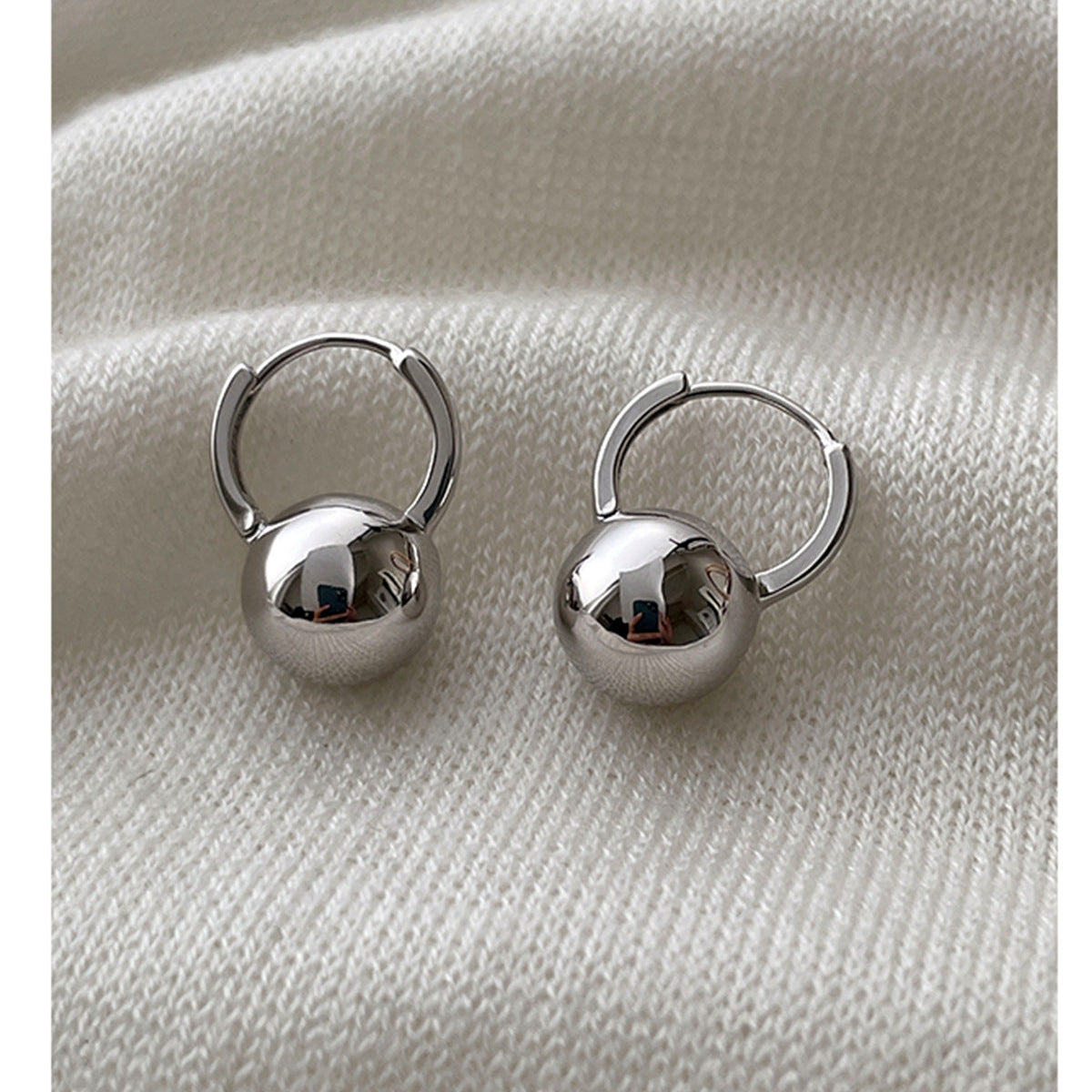 Ellie – Sterlingsilber-Ball-Ohrringe mit feinem Stecker