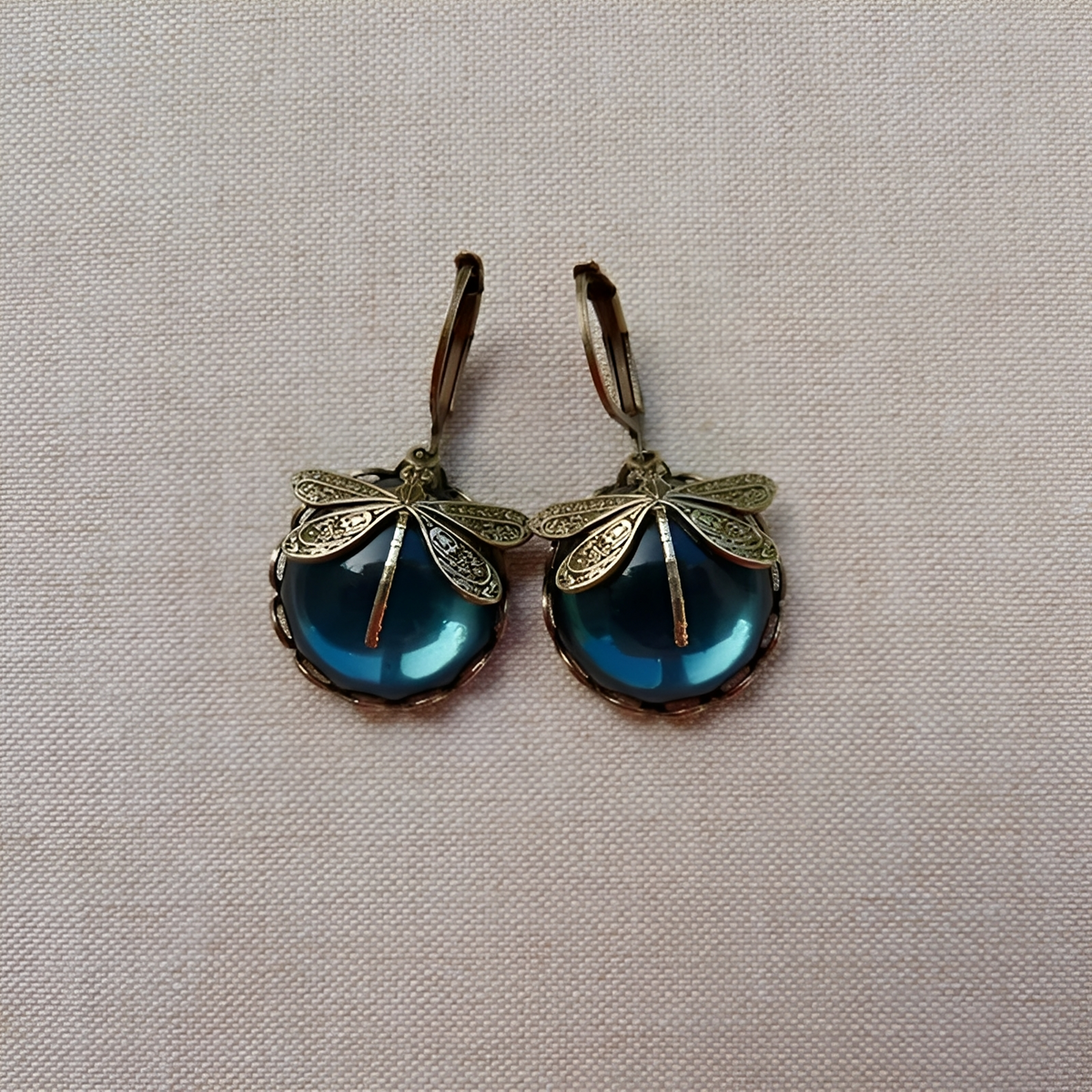 Elandra – Ohrringe in Form einer Libelle aus antikem Gold