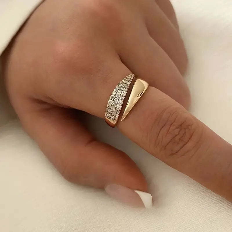 Emiko – Gelbgoldring mit glänzenden Steinen