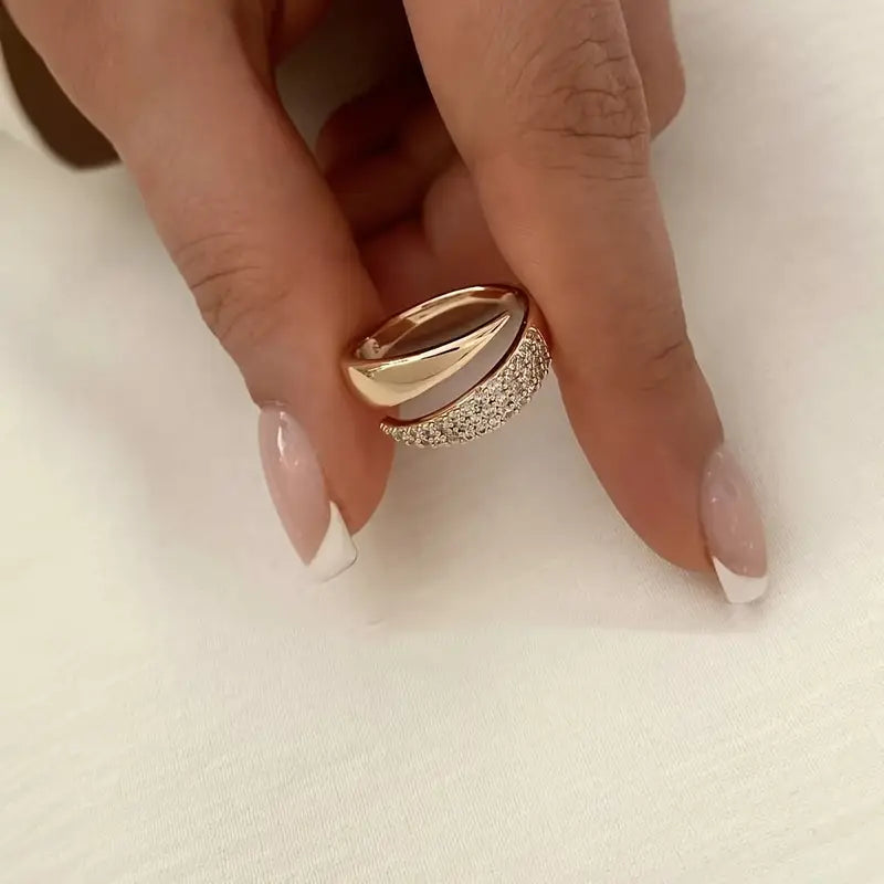Emiko – Gelbgoldring mit glänzenden Steinen