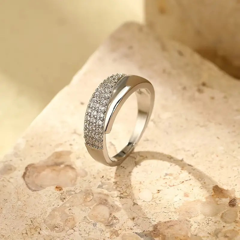 Emiko – Gelbgoldring mit glänzenden Steinen