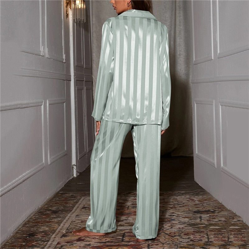 Modischer Damen-Pyjama aus sanftem Stoff