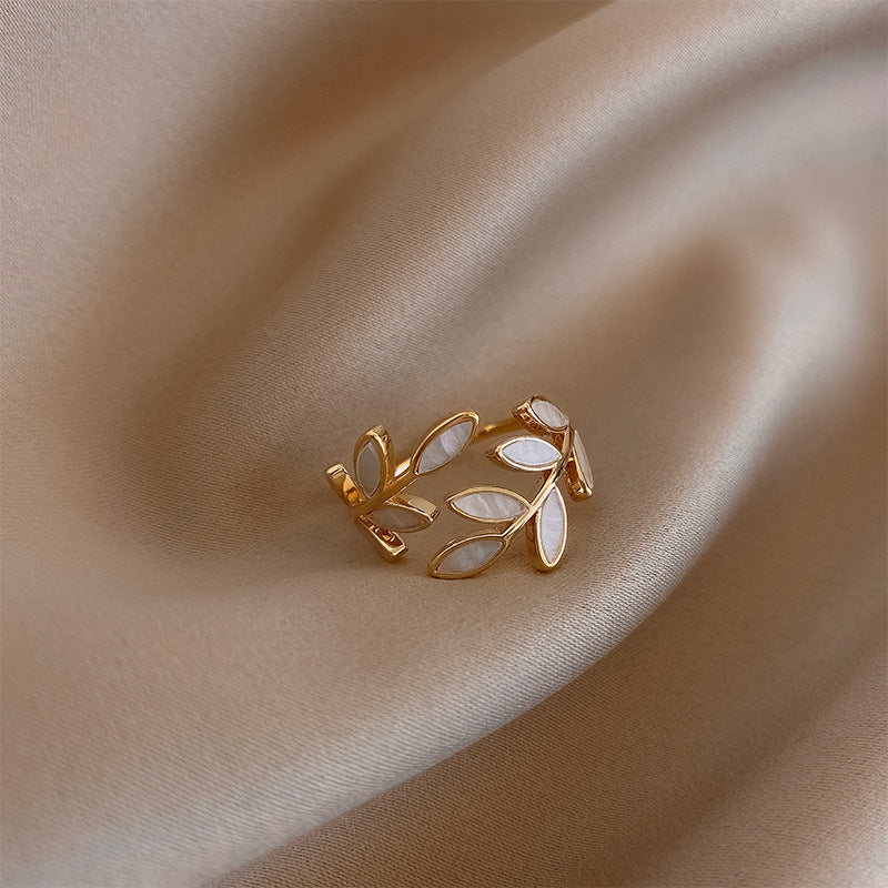 Sylvie – Offener Ring aus Silber und weißem Opal