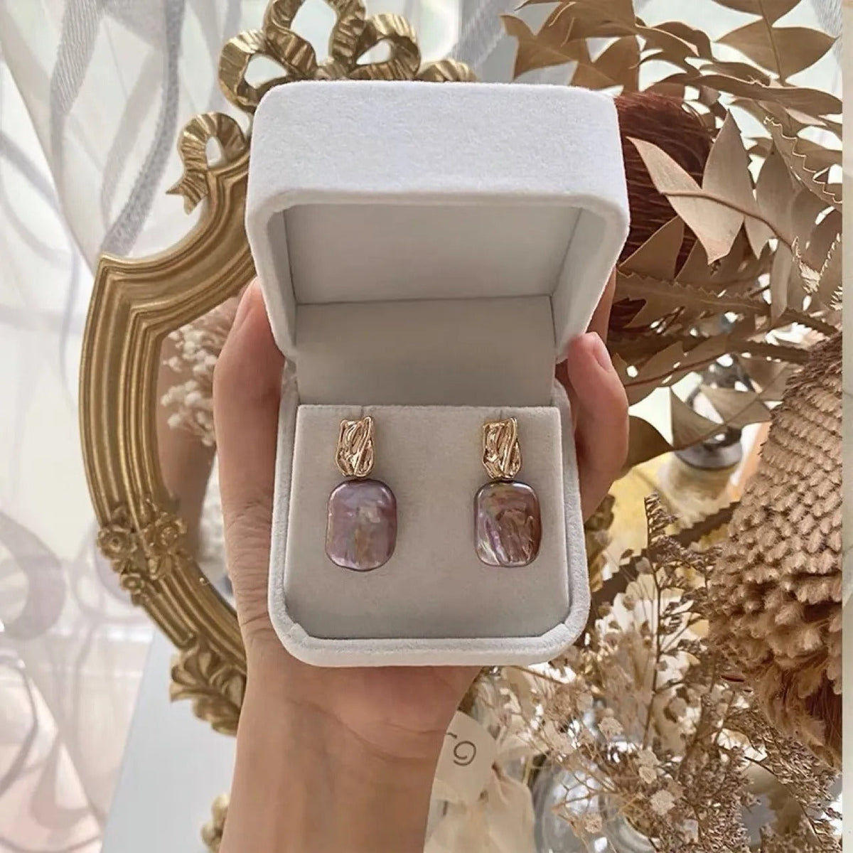 Aiah – Goldene Ohrringe mit eleganten Barockperlen