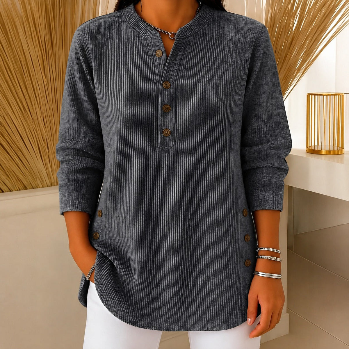 Jocelyn - Ein komfortabler Damenpullover mit Knopfakzenten