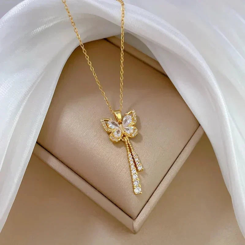 Avie – Glänzendes Schmetterlingshalsband aus Diamanten