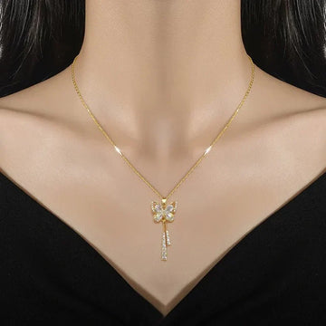 Avie – Glänzendes Schmetterlingshalsband aus Diamanten