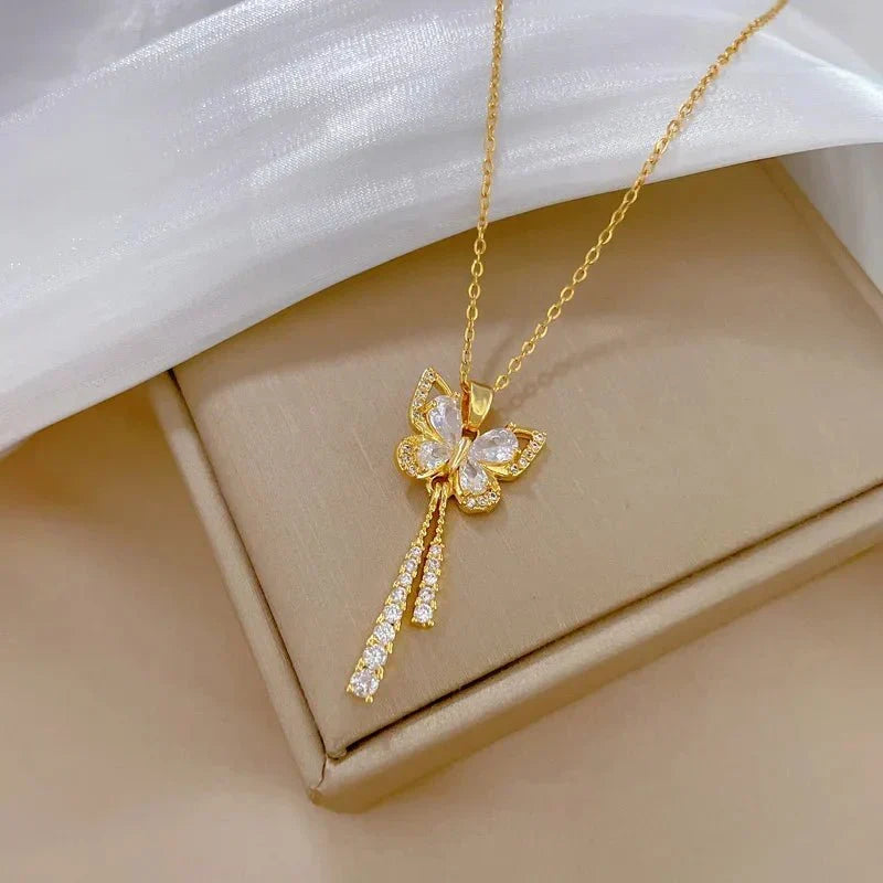 Avie – Glänzendes Schmetterlingshalsband aus Diamanten