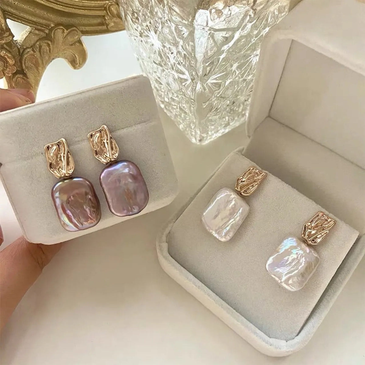 Aiah – Goldene Ohrringe mit eleganten Barockperlen