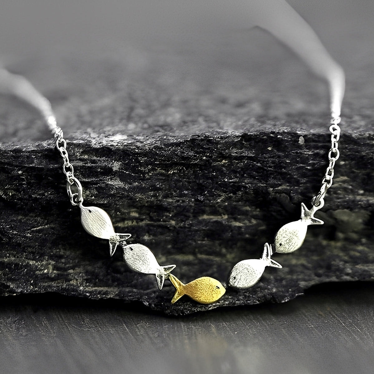 Amandine – Elegantes Halsband mit goldenem Fisch