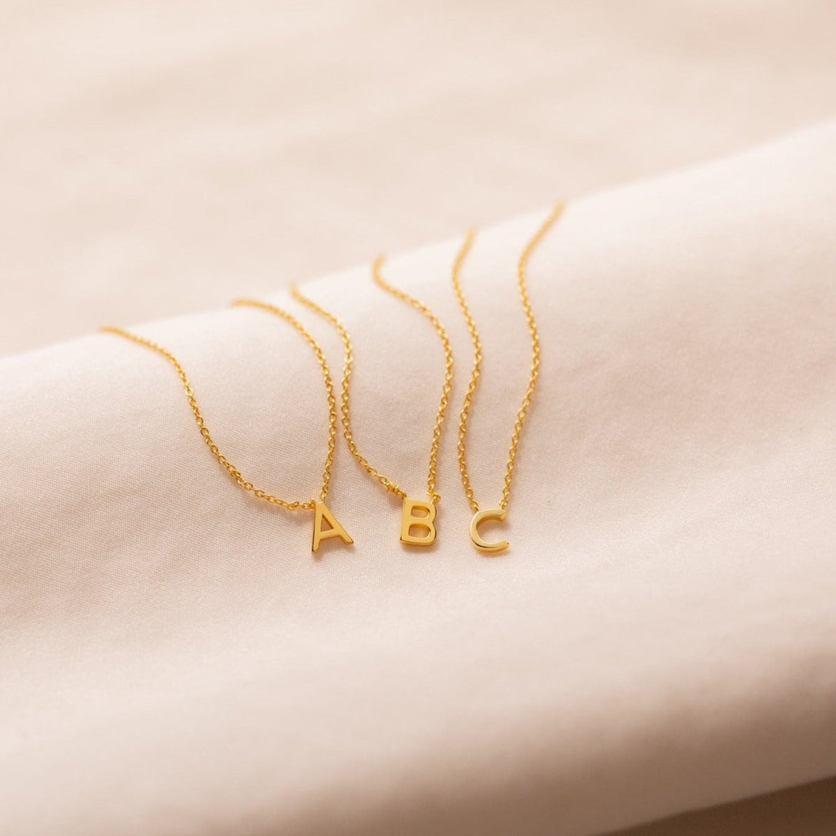Zartes Halsband mit Initialen - Elegantes Halsband mit Buchstaben