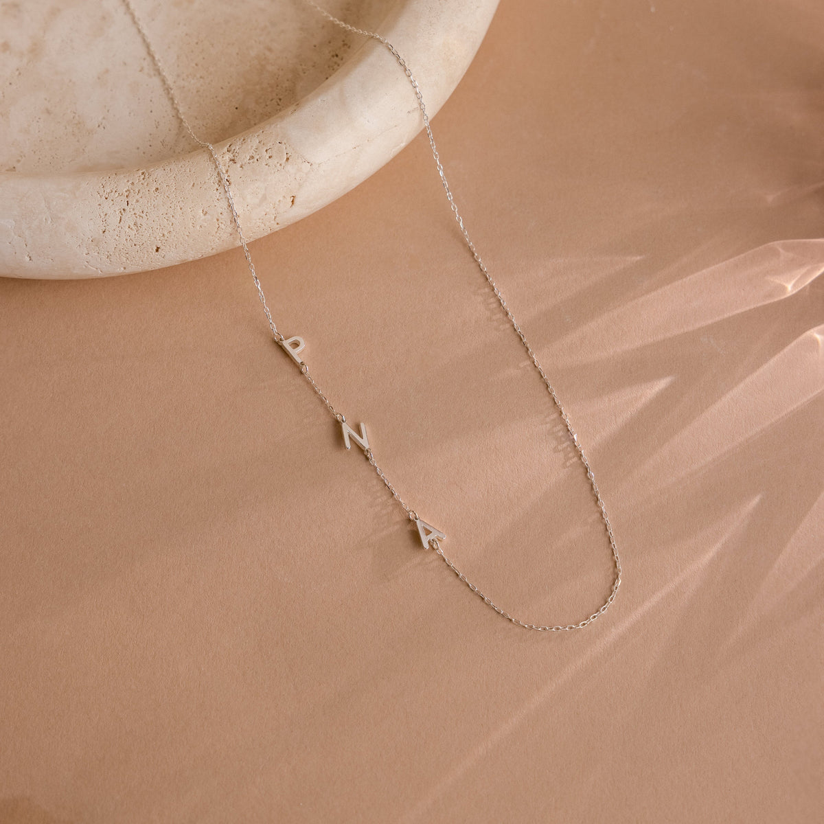 Halsband mit seitlichen Initialen - Einzelbuchstaben-Halsband