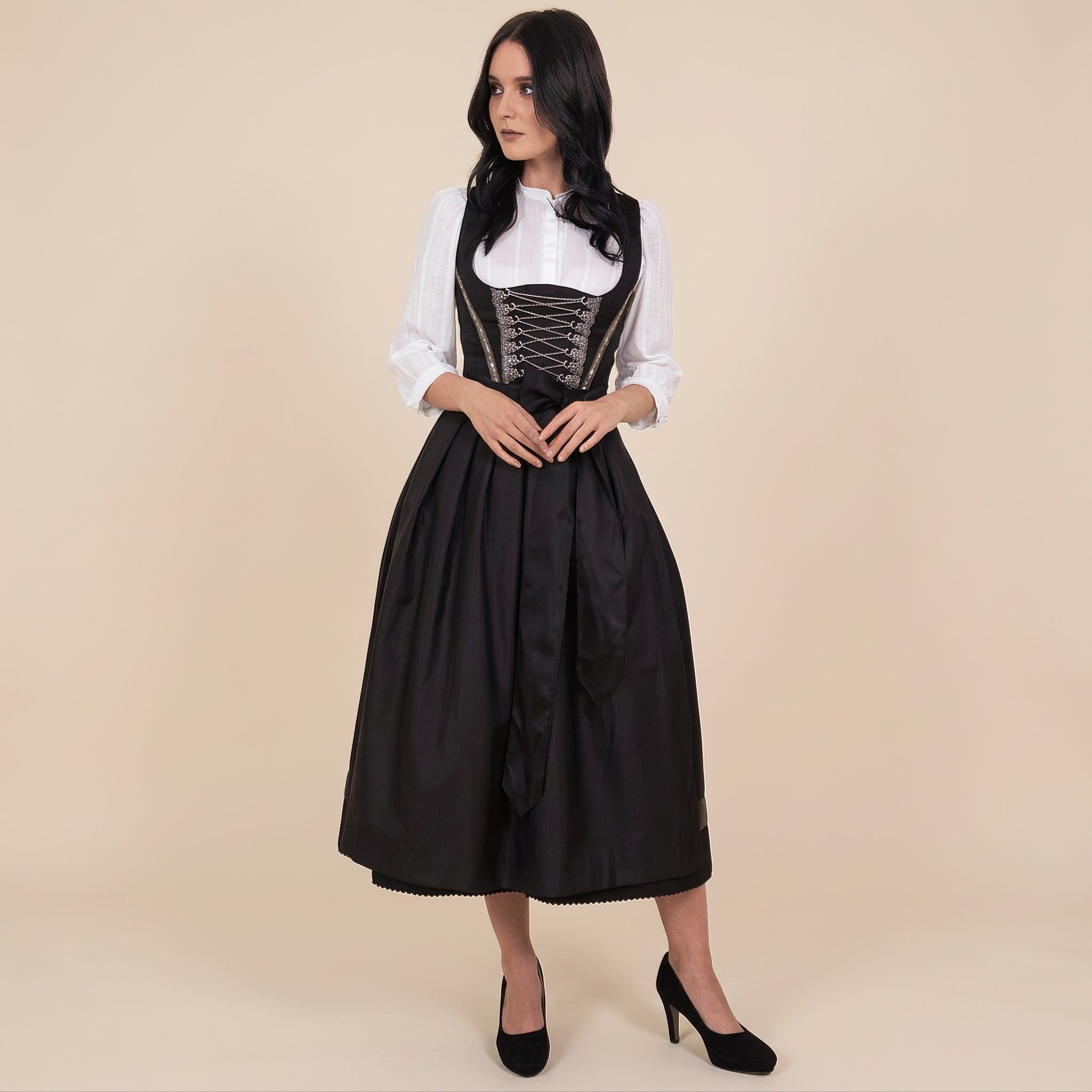 Nina - Ein Dirndl im modernen Oktoberfest-Stil mit langen Ärmeln