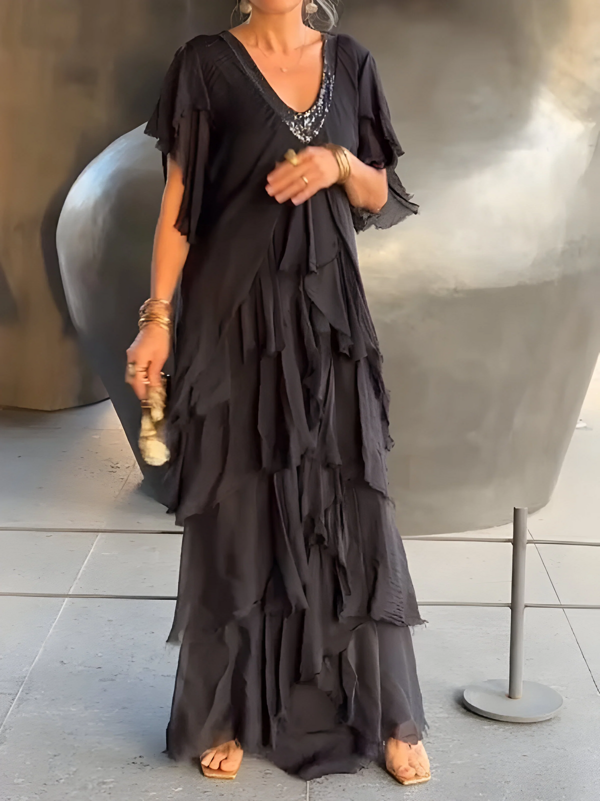 Rizza - Elegantes Maxikleid mit Plissee und V-Ausschnitt